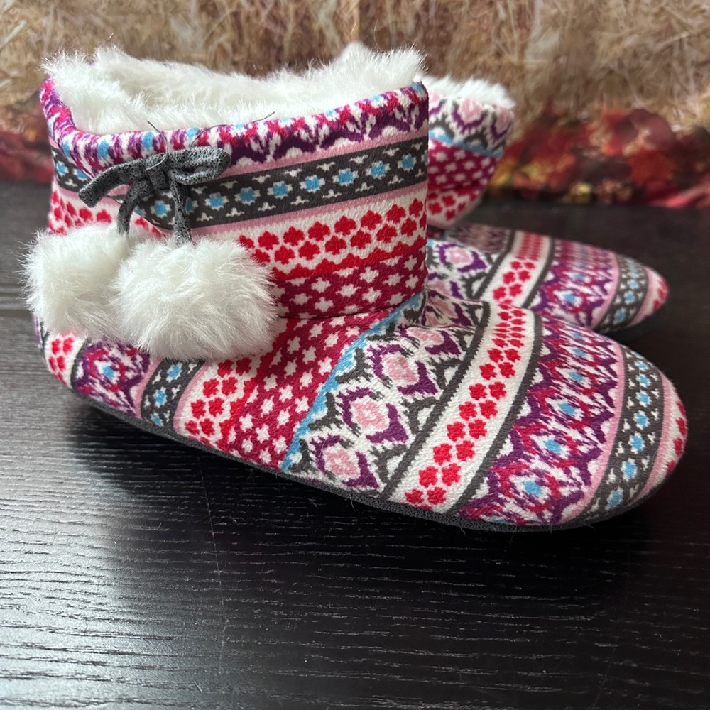 Cuddl Duds Furry Cuff Pom Pom Slippers Size Medium 7/8